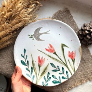 тарелка ручной работы с ласточкой и тюльпанами