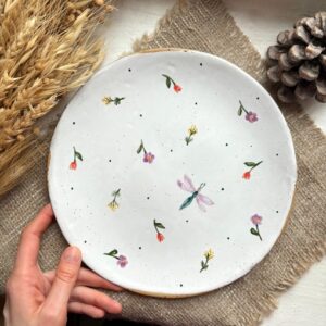 Тарелка с цветами и стрекозой