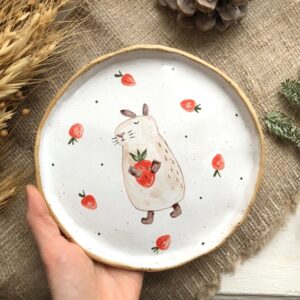 Тарелка с капибарой и клубничками