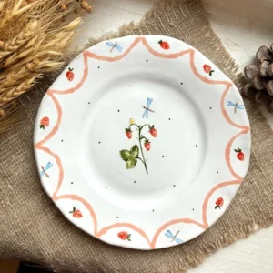 Тарелка с земляникой