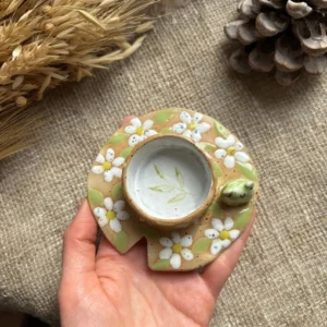 Подсвечник с лягушкой и ромашками