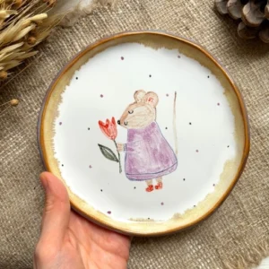 Тарелка с мышкой и тюльпаном
