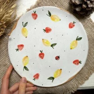 Тарелка с клубникой и божьей коровкой