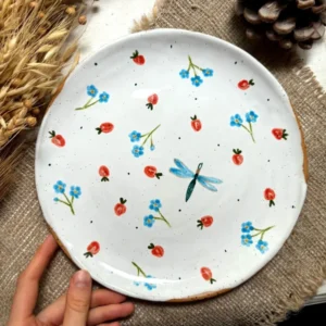 Тарелка с земляникой и незабудками