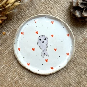Тарелка с нерпой и сердечками