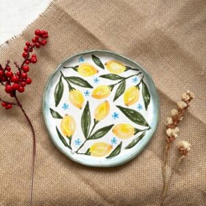 Тарелка с лимонами и синими цветочками