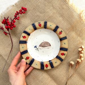 Тарелка с ежиком и земляникой