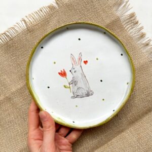 Тарелка с зайчиком и тюльпаном