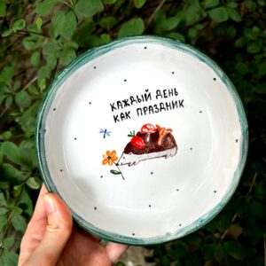 Миска с ежиком, грибами и земляникой