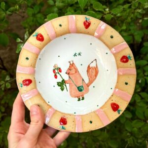 Тарелка с белкой и земляникой
