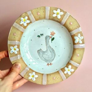 Тарелки желтым ободком