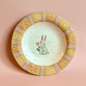Тарелка с зайчиком и цветком