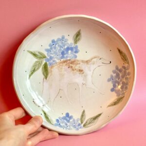 Миска с борзой и гортензией