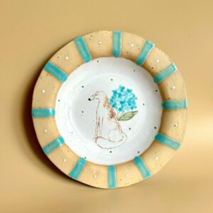 Тарелка с борзой и голубыми цветами