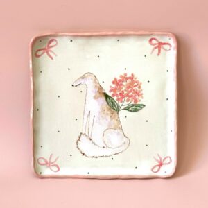 Тарелка с борзой и розовыми цветами