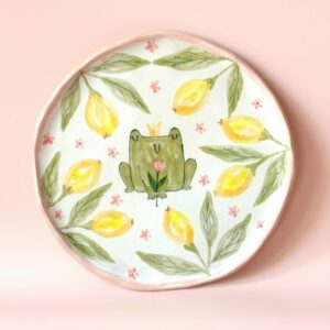 Тарелка с лягушкой с лимонами