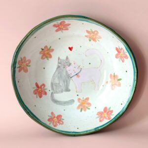 Миска с влюбленными котами и сердечком