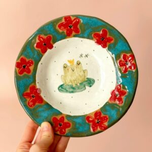 Тарелка с царевной-лягушкой и красными цветами